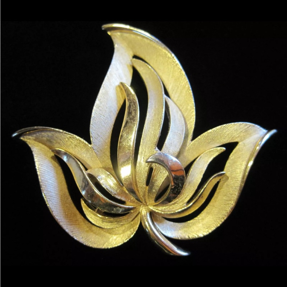 Vintage Crown Trifari Maple Leaf Pin / Brooch Gold Tone Florentine